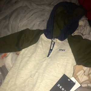 DKNY && GUESS ONSIE (6-9) months !